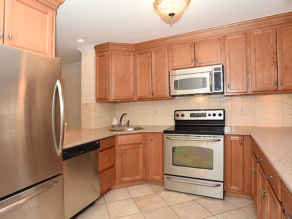 4th image of 60 Point Of Woods Dr
