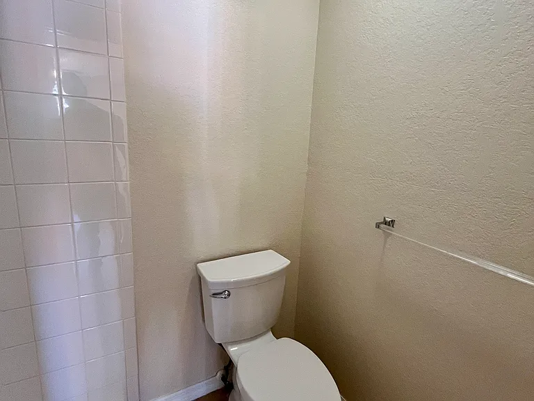 908 Laura St — Photo 16