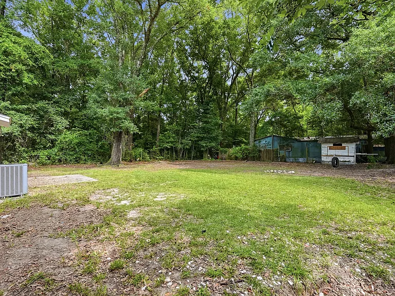 90 Andrews Ave — Photo 40