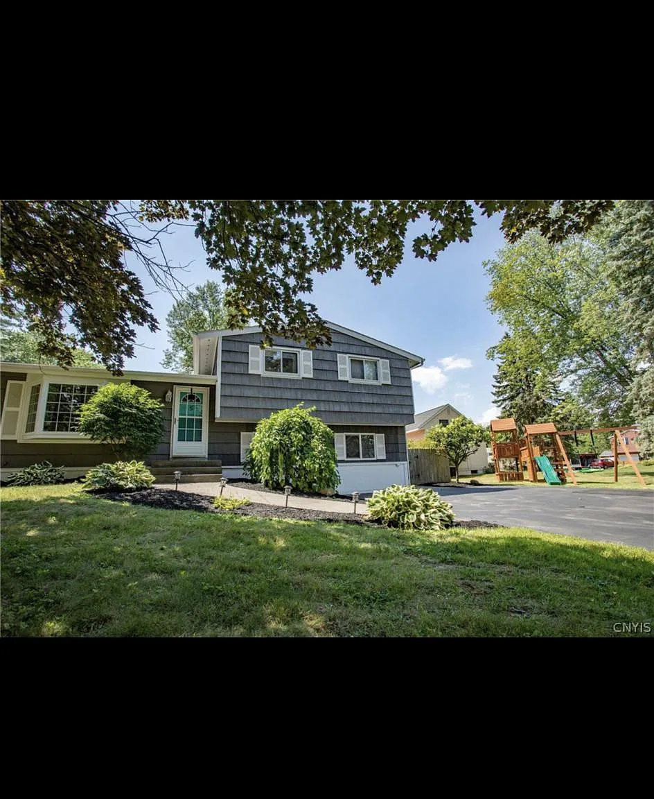 3 bed, 1.5 bath, 1452 sqft, $2,350 — Photo 3