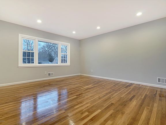 4th image of 839 Royal Ln