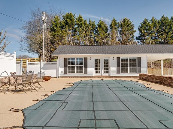 3rd image of 2915 Morrow Ln