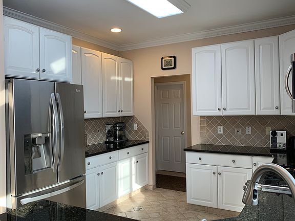 4th image of 21 Tall Oaks Ln