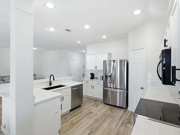 1002 Zachary Dr — Photo 16