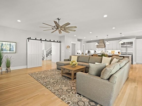 4th image of 6 Cooper Hill Rd