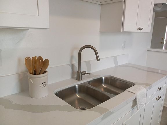 4th image of 1470-5 W Parade St #1470-5
