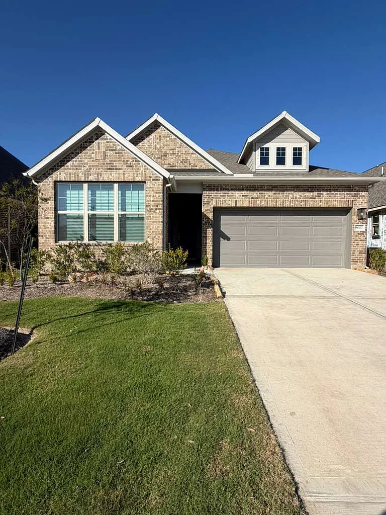 4 bed, 2319 sqft, $2,700 — Photo 1