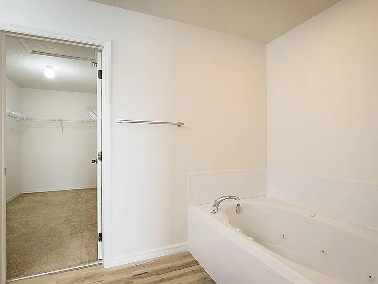 617 SE Karrigan Ter — Photo 33