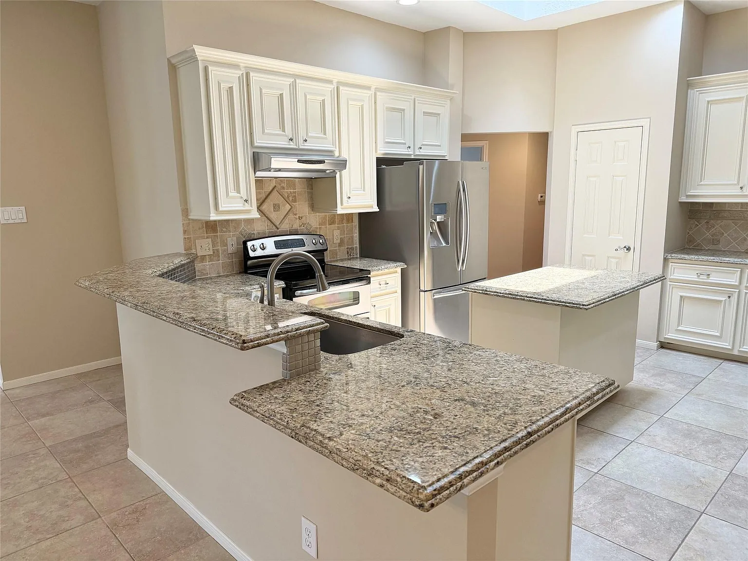 3 bed, 2.0 bath, 2368 sqft, $2,550 — Photo 4