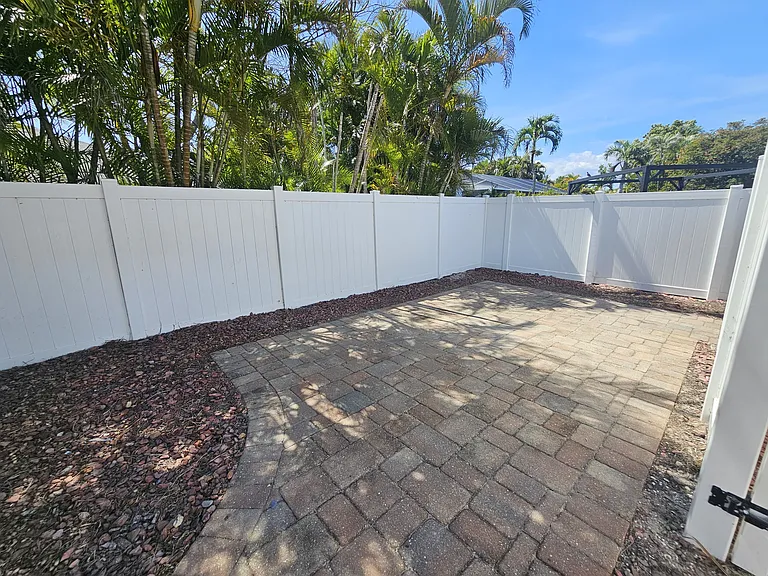 244 SE 20th Ct — Photo 16