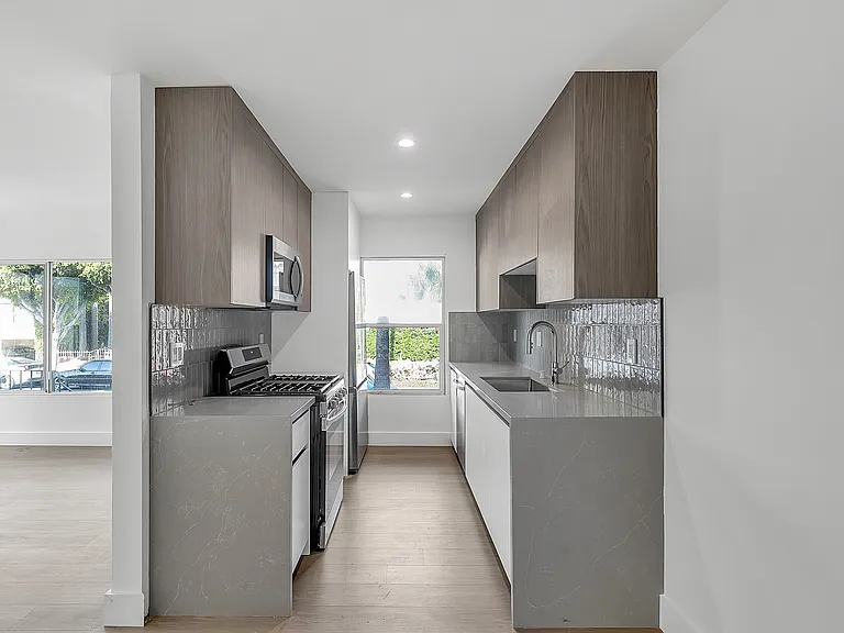 921 N Gardner St — Photo 9