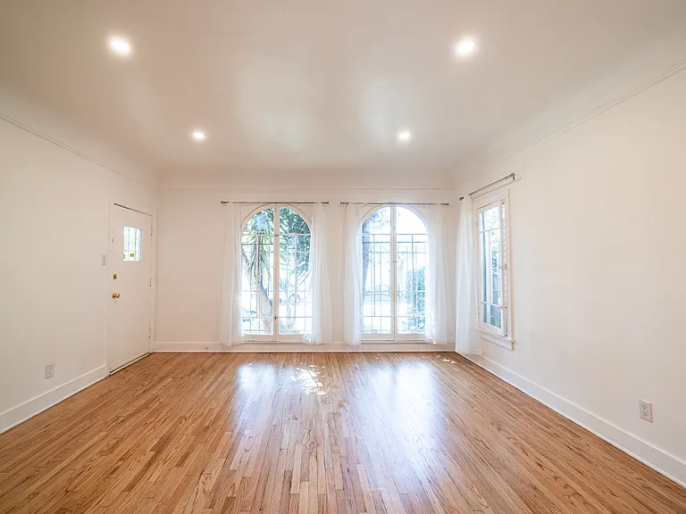 242 S Sycamore Ave #1/2 — Photo 6