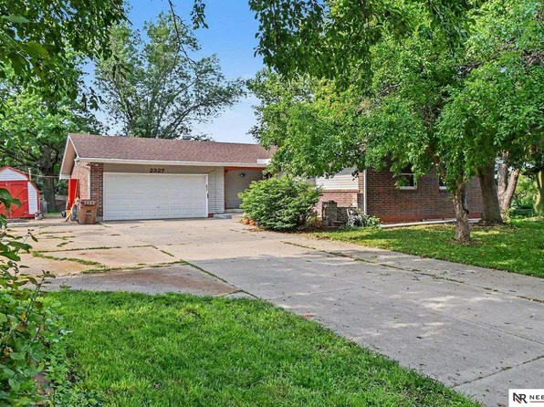 2327 S Canterbury Ln, Lincoln, NE 68512