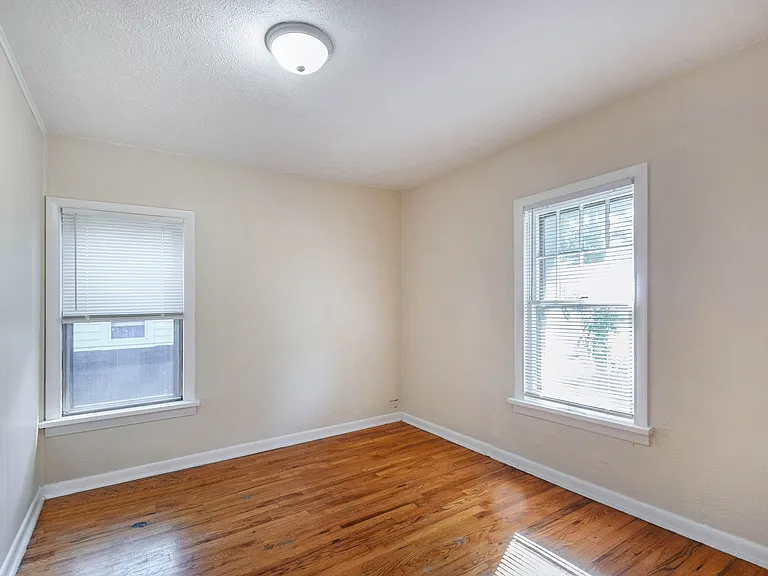 1933 Beverly Pl — Photo 11