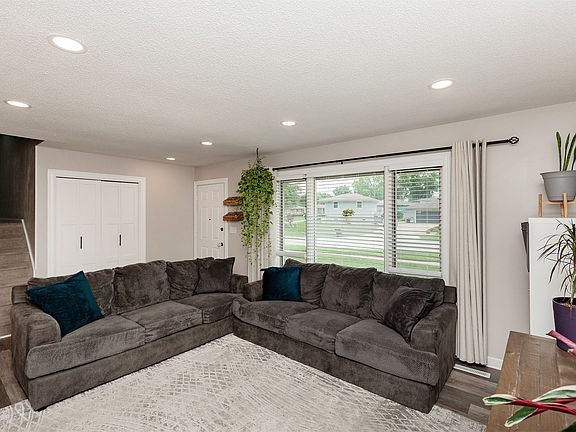 3rd image of 614 SE 8th St