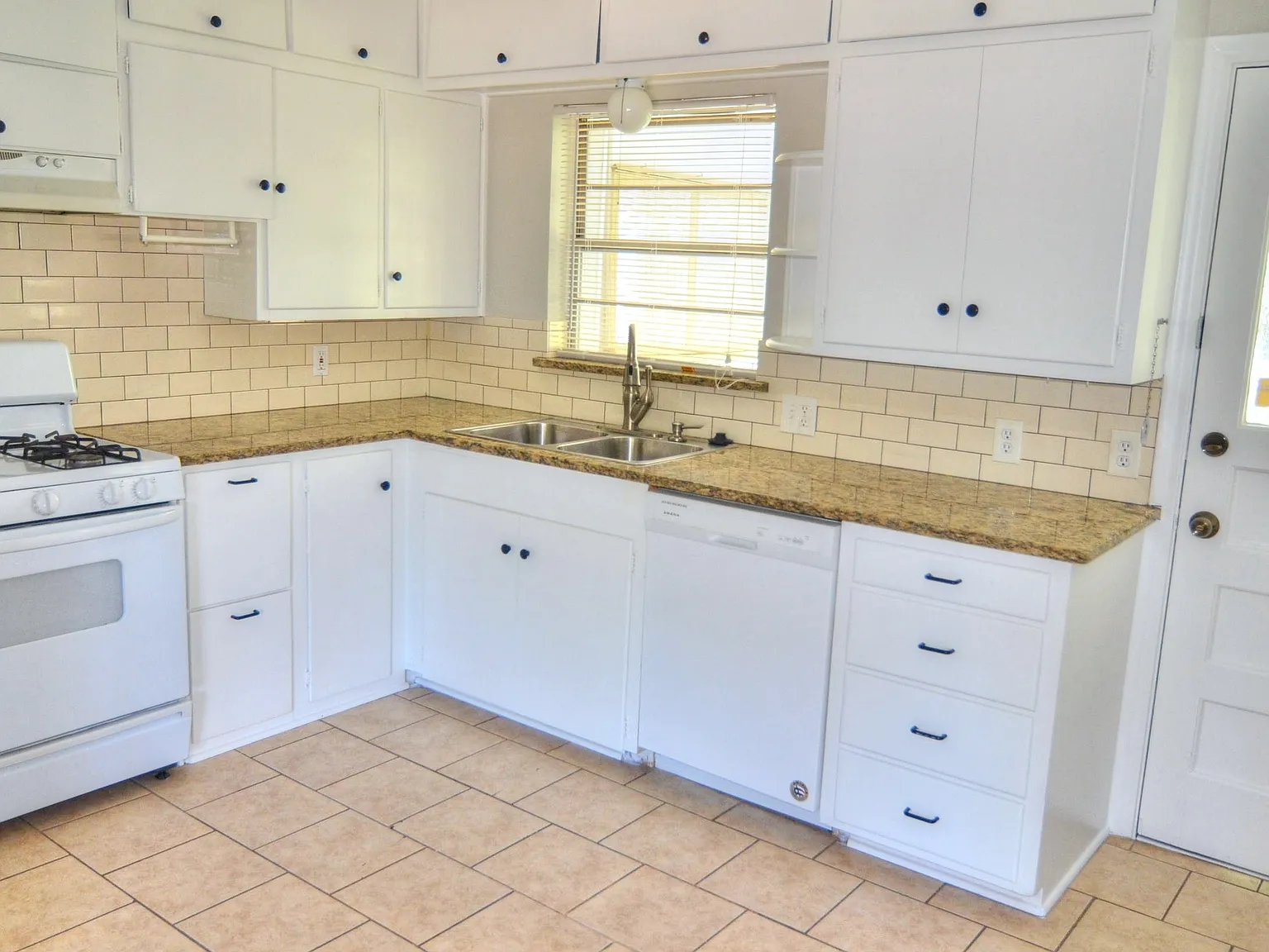 3 bed, 1417 sqft, $2,000 — Photo 4