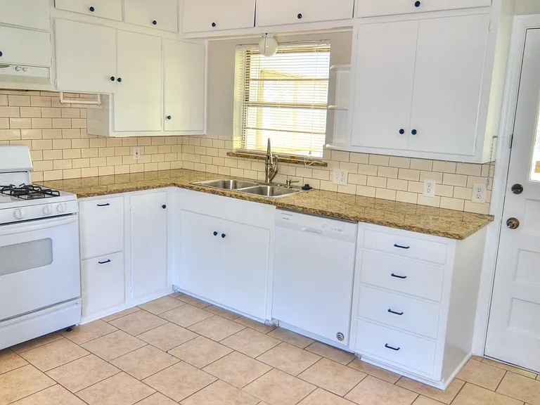 11015 Visalia Dr — Photo 4