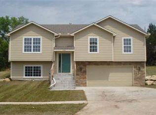 1009 Coyote Dr, Junction City, KS 66441