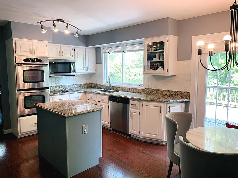 406 Whitree Ln — Photo 2