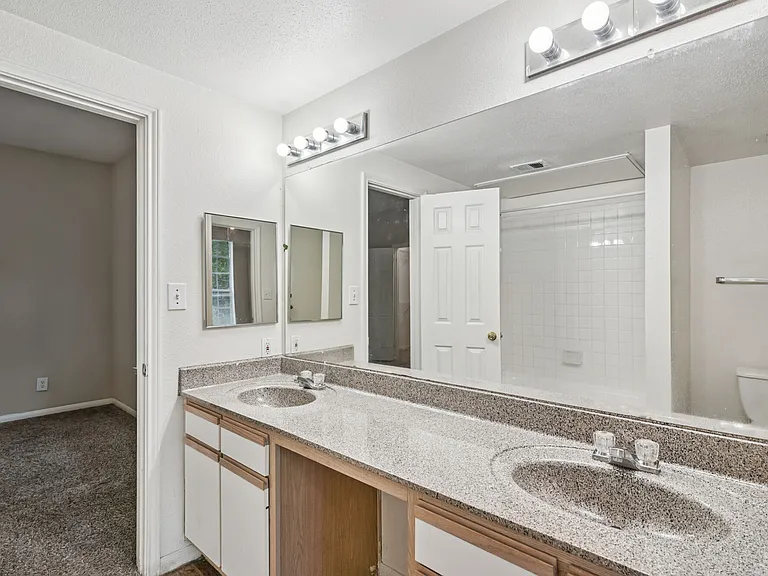 Chelsea Apartments — Photo 14
