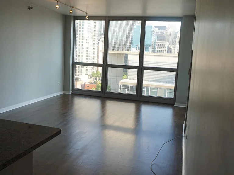 200 W Grand Ave — Photo 7
