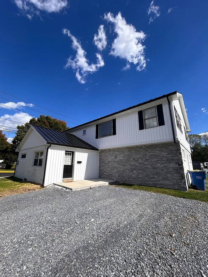 Updated 3 Bed 2 Bath Home In Lititz — Photo 1