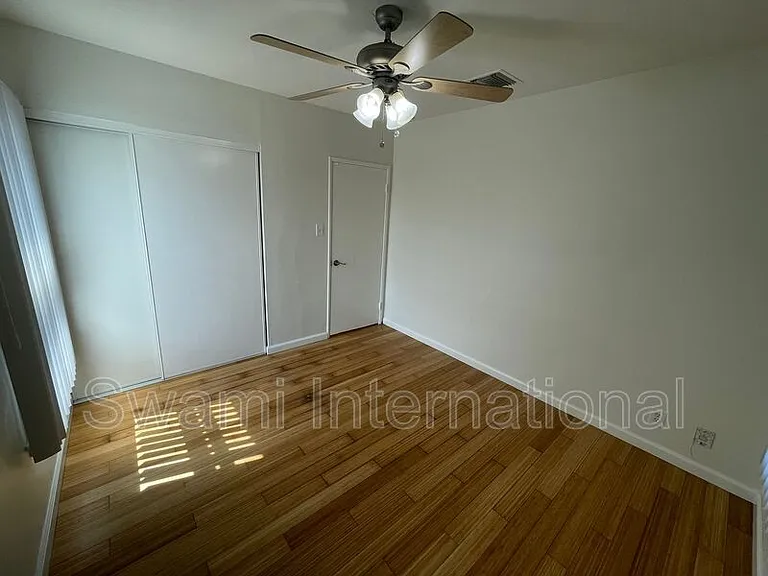 833 W 97th St #4 — Photo 5