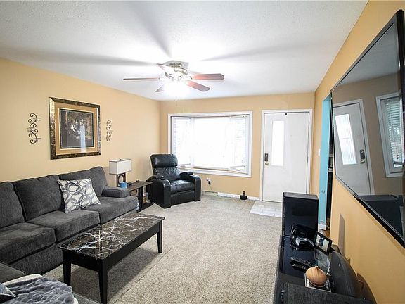 3rd image of 809 Loomis Ave