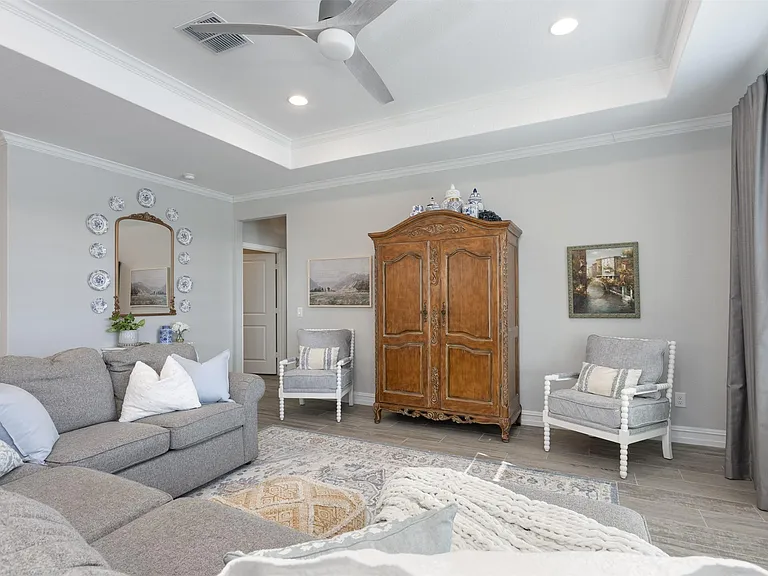 944 Memorial Dr — Photo 15