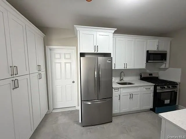 3 bed, 1.0 bath, 10000 sqft, $3,300 — Photo 2