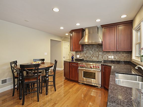 5th image of 665 Deerpath Dr