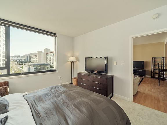 4th image of 260 King St Unit 643