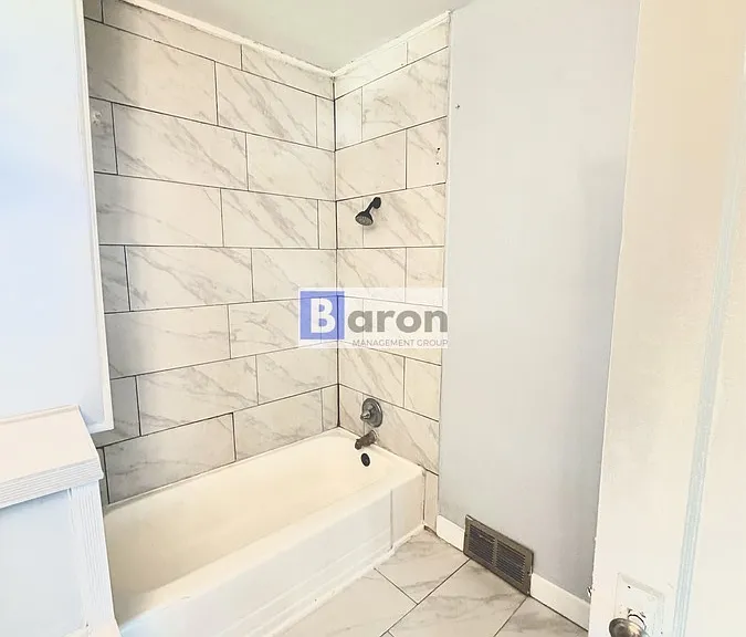 2408 Kenwood Ave — Photo 10