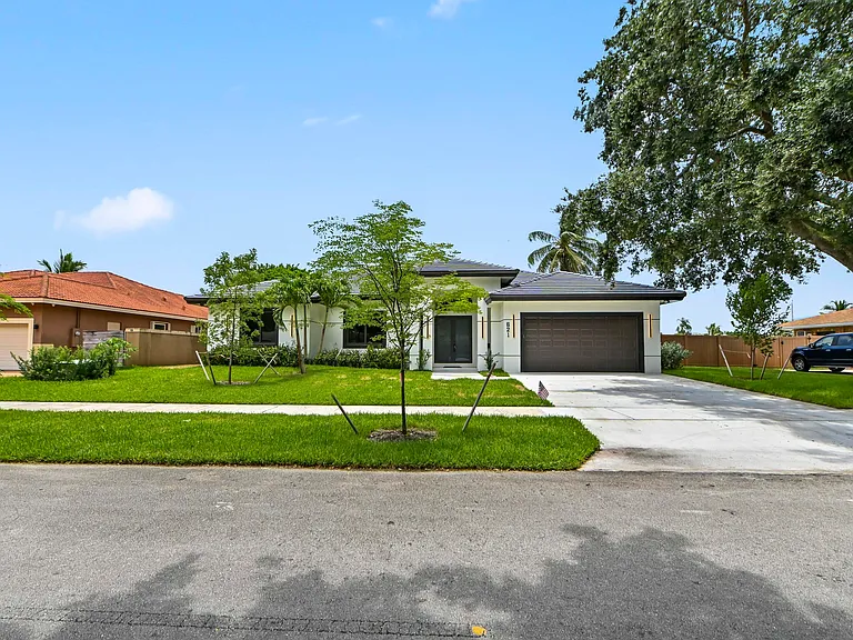 621 NW 42nd Ave — Photo 1