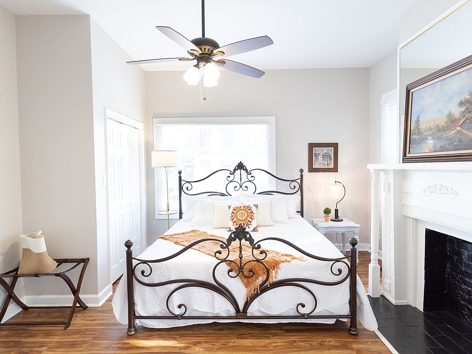 Kingsize bed with fresh linens