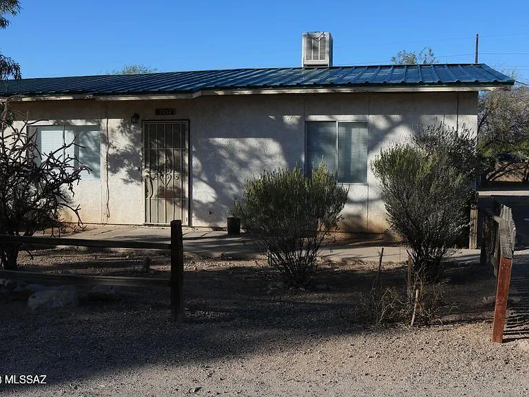 2757 N Fair Oaks Ave — Photo 1