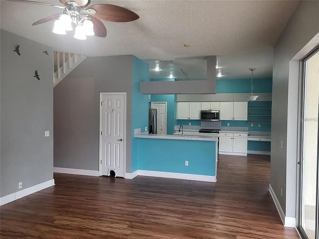 4 bed, 2.5 bath, 2810 sqft, $2,650 — Photo 2