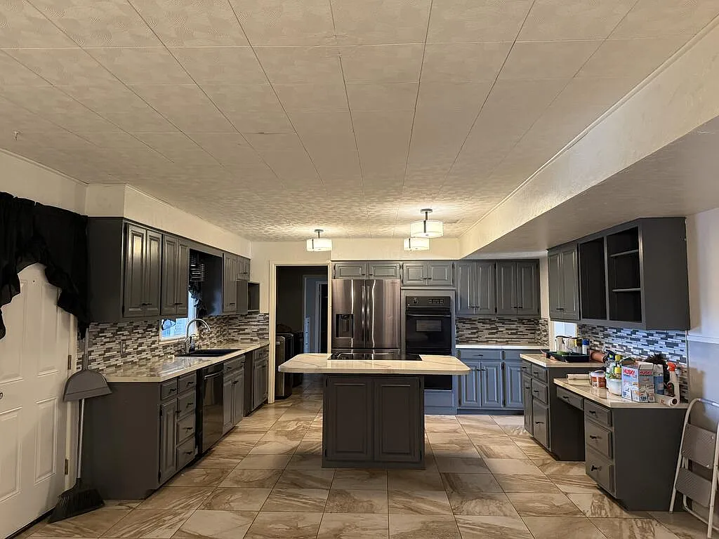 4 bed, 3.5 bath, 2500 sqft, $4,500 — Photo 2
