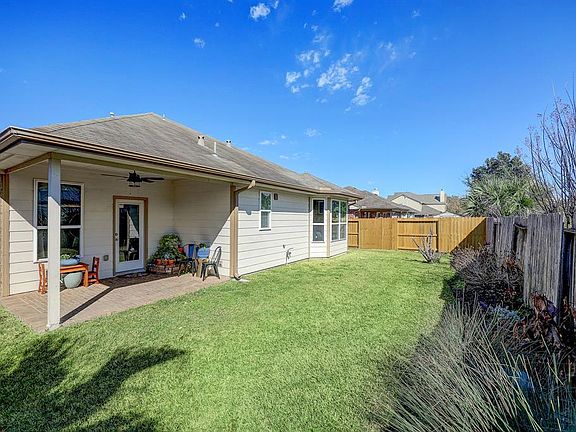 Private fully-fenced back yard. Are you a nature lover?? Close to picture perfect Oyster Creek, neighborhood lake and amazing wildlife.