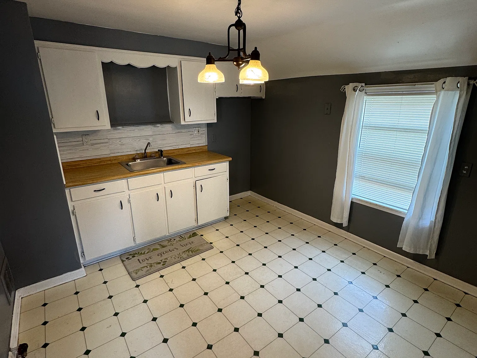 2 bed, 1100 sqft, $1,300 — Photo 4