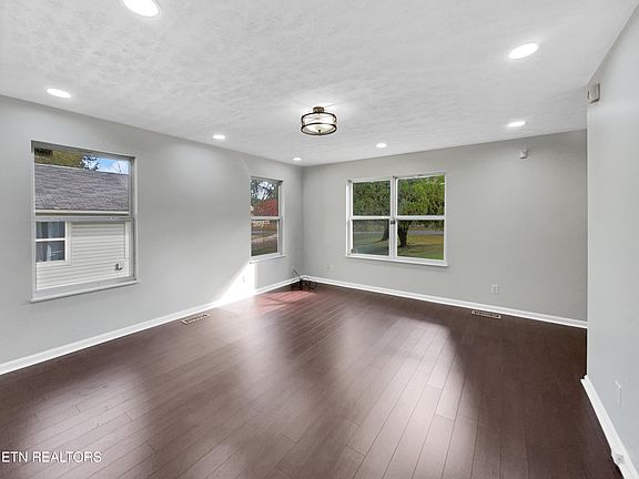 3rd image of 3123 Joyce Ave