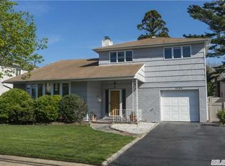 2124 Holland Way, Merrick, NY 11566