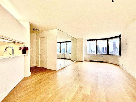 4th image of 415 E 37th St APT 20C