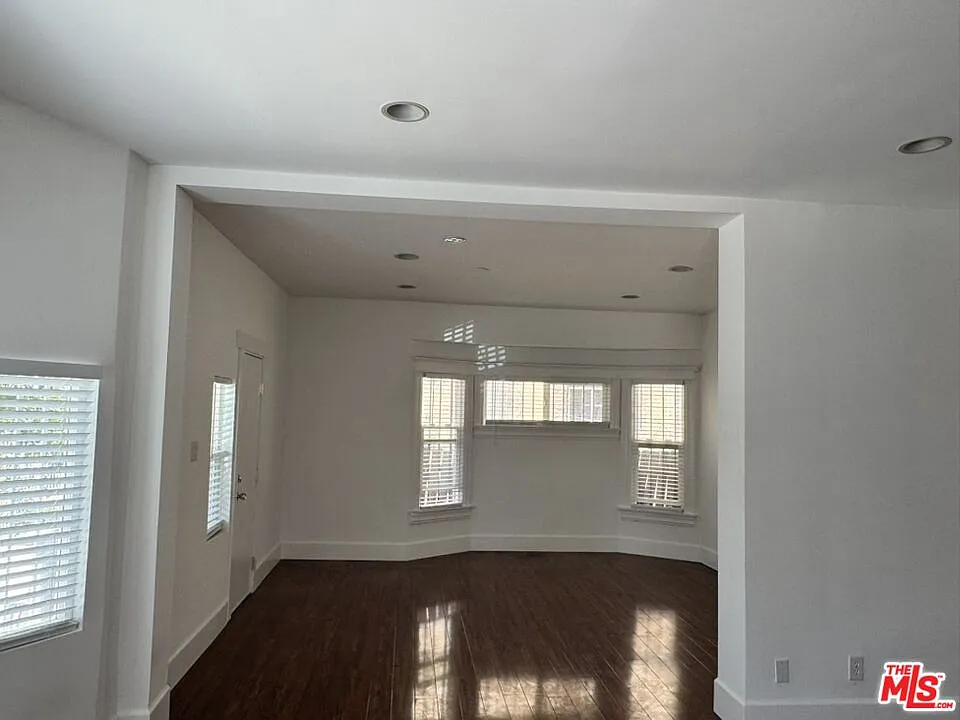 2 bed, 2.0 bath, 1000 sqft, $2,990 — Photo 4