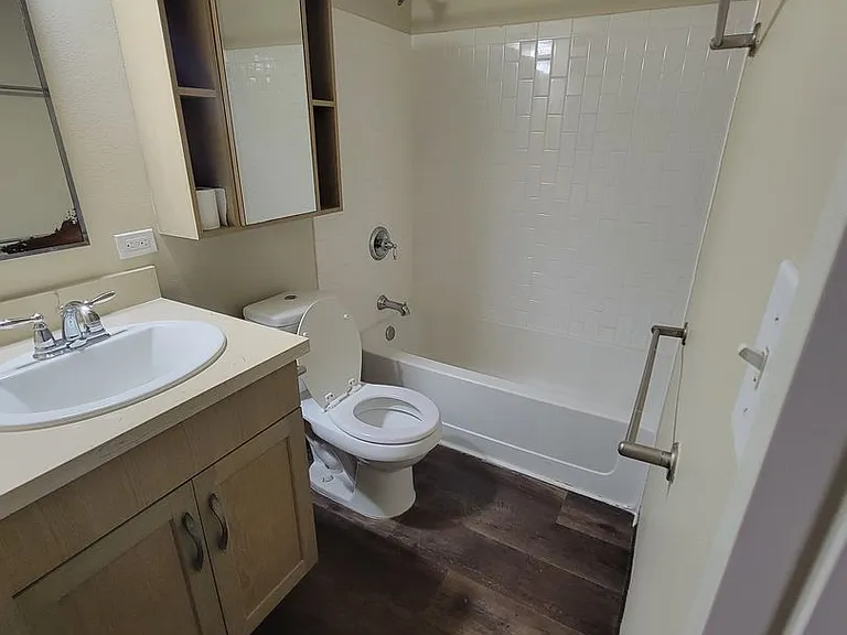 Riverside Apartments — Photo 7