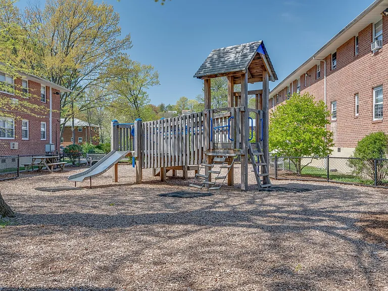 Crestwood Lake Apartments — Photo 18