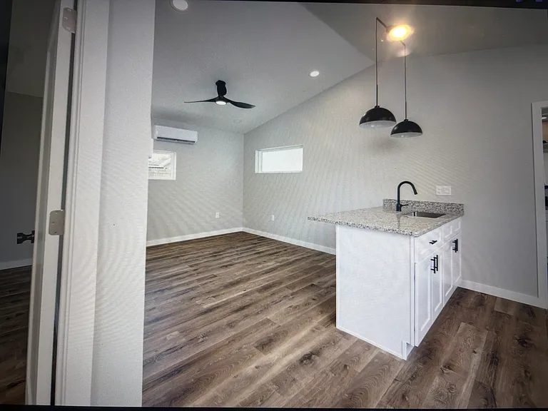 1121 Queen St N #1/2 — Photo 3