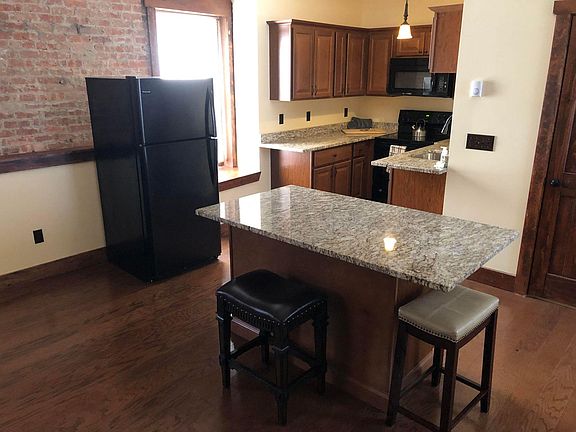 eat-in kitchen