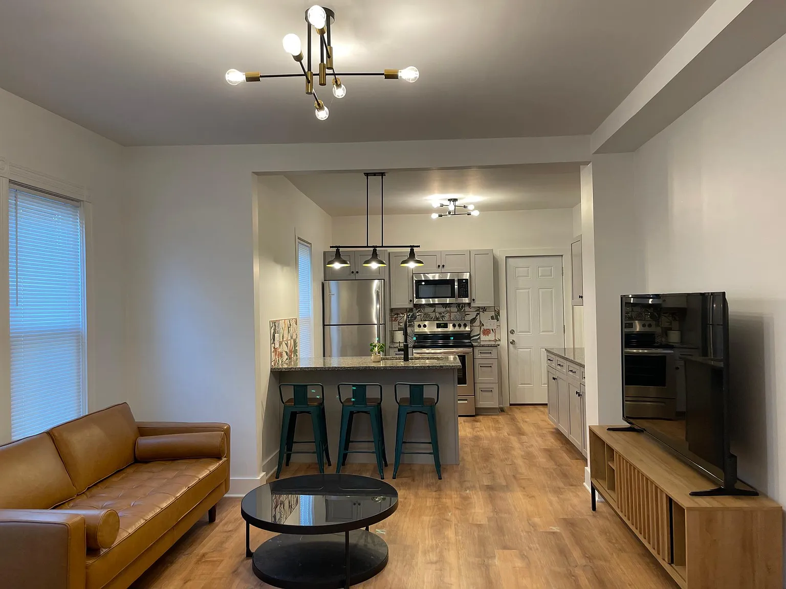 5 bed, 2150 sqft, $4,375 — Photo 4