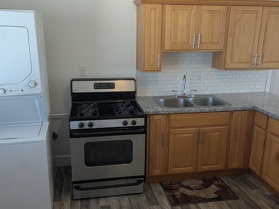 Kitchen (additional angle)